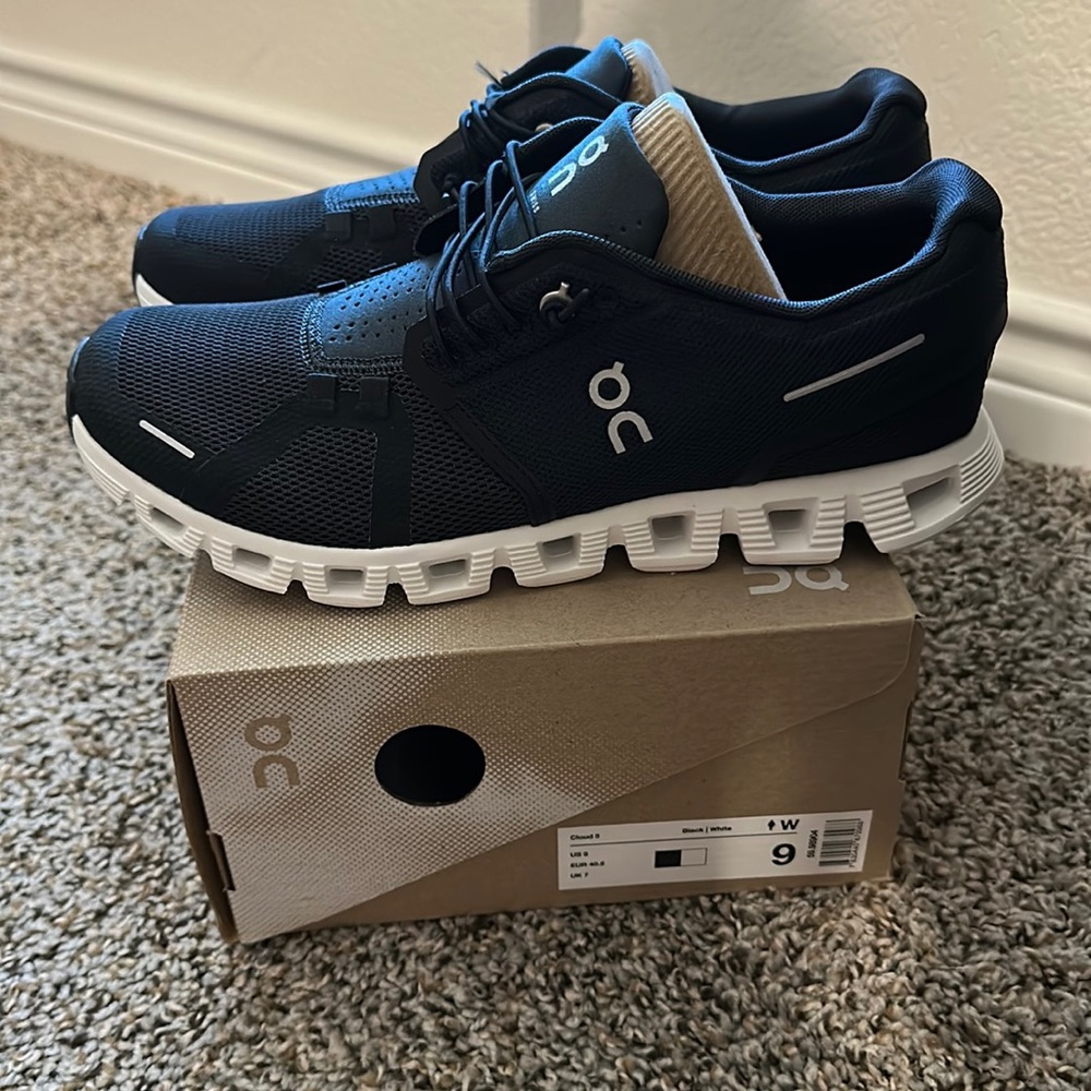 On Running Cloud 5 Size 9 Sneakers